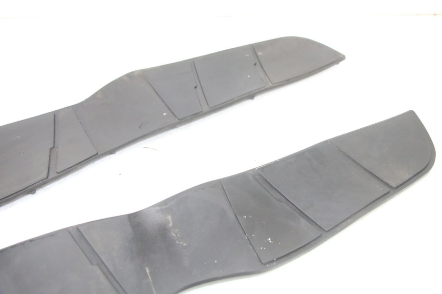 photo de TAPA REPOSAPIES GOMMA SUZUKI BURGMAN 125 (2015 - 2017)