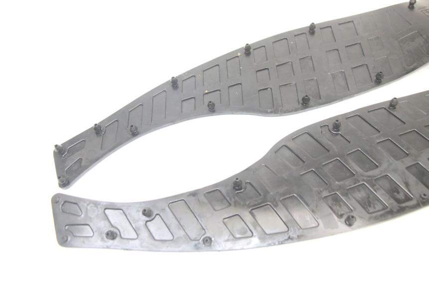 photo de TAPA REPOSAPIES GOMMA SUZUKI BURGMAN 125 (2015 - 2017)