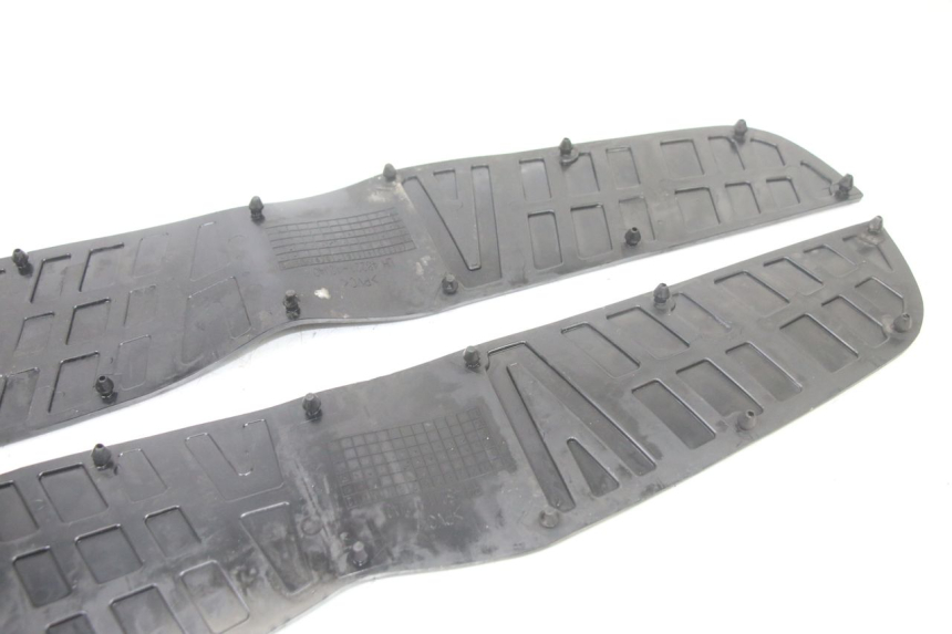 photo de TAPA REPOSAPIES GOMMA SUZUKI BURGMAN 125 (2015 - 2017)