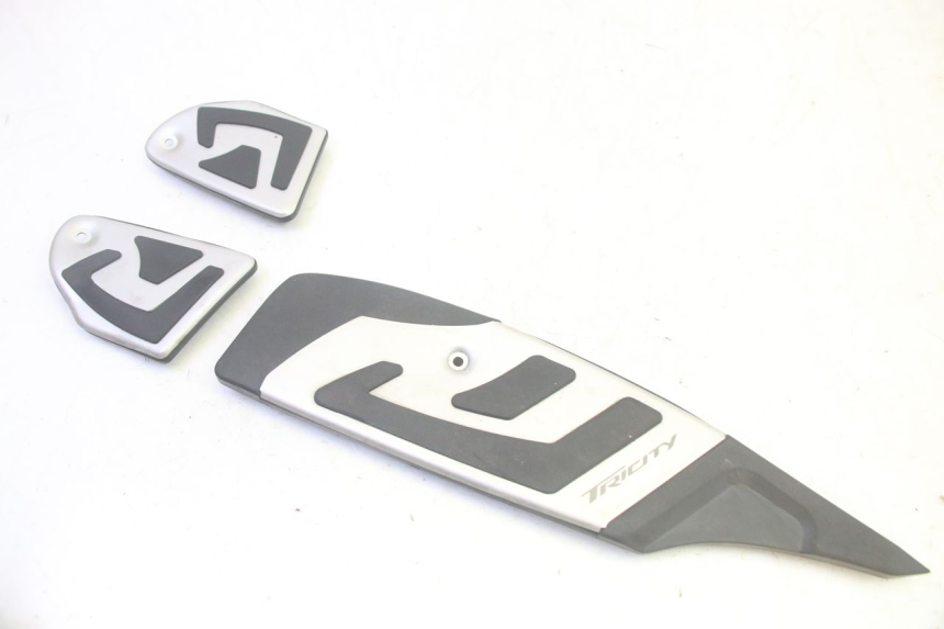 photo de TAPA REPOSAPIES GOMMA YAMAHA TRICITY 300 (2020 - 2024) - Vista principal