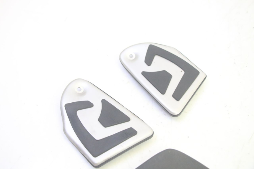 photo de TAPA REPOSAPIES GOMMA YAMAHA TRICITY 300 (2020 - 2024) - Detalle de la pieza