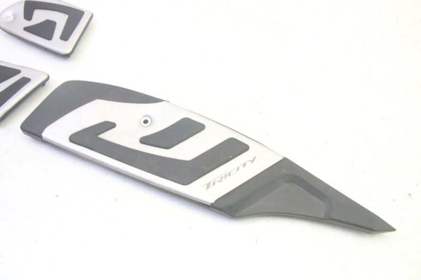 photo de TAPA REPOSAPIES GOMMA YAMAHA TRICITY 300 (2020 - 2024) - Zoom estado de uso