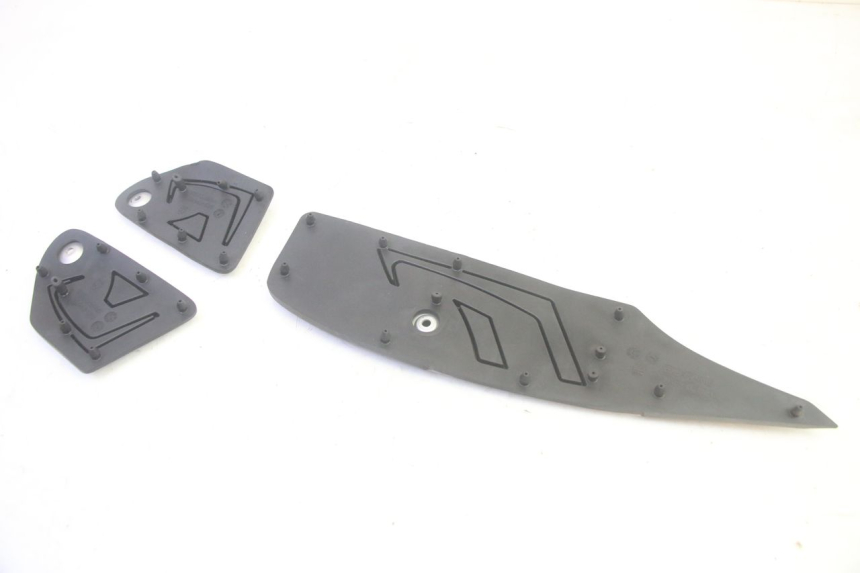 photo de TAPA REPOSAPIES GOMMA YAMAHA TRICITY 300 (2020 - 2024) - Primer plano técnico