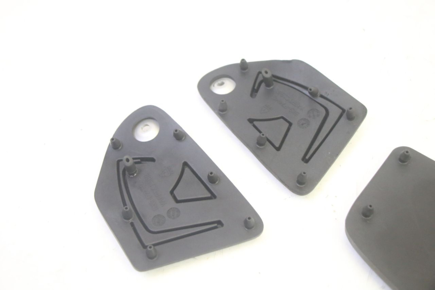 photo de TAPA REPOSAPIES GOMMA YAMAHA TRICITY 300 (2020 - 2024) - Vista general del producto