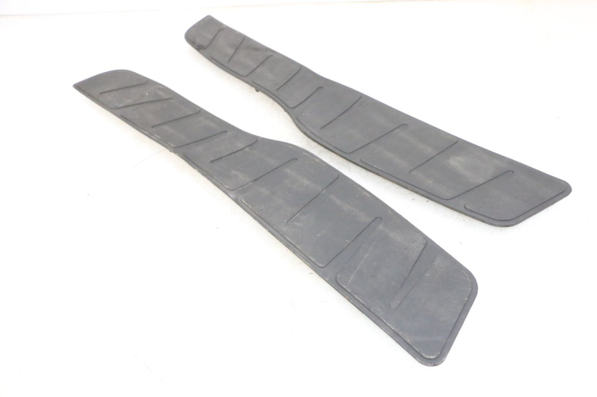 photo de TAPA REPOSAPIES GOMMA PIAGGIO X8 125 (2004 - 2007) - Zoom estado de uso