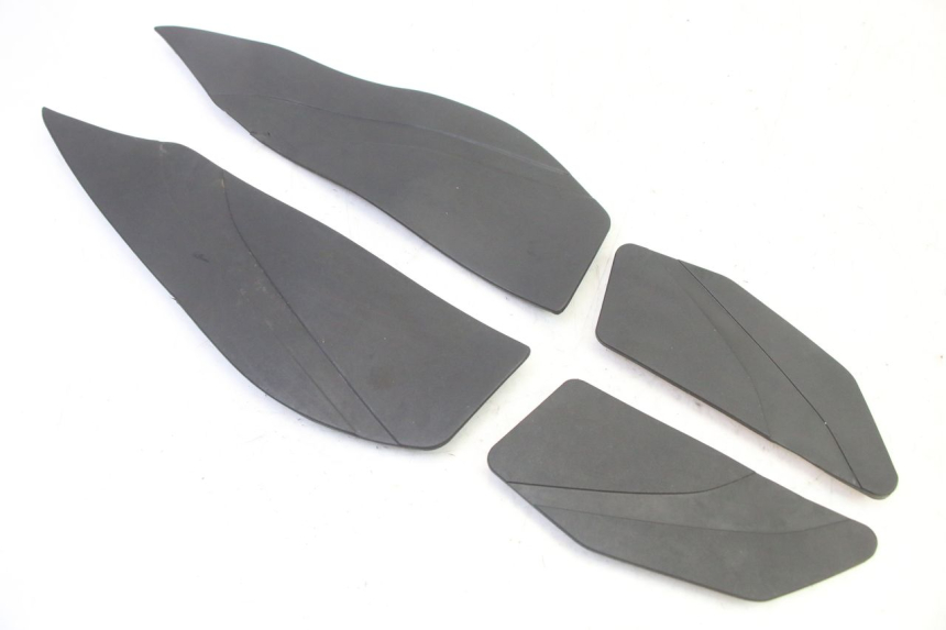 photo de TAPA REPOSAPIES GOMMA YAMAHA XMAX X-MAX 125 (2021 - 2025)