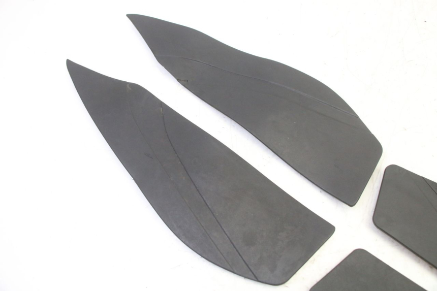 photo de TAPA REPOSAPIES GOMMA YAMAHA XMAX X-MAX 125 (2021 - 2025)