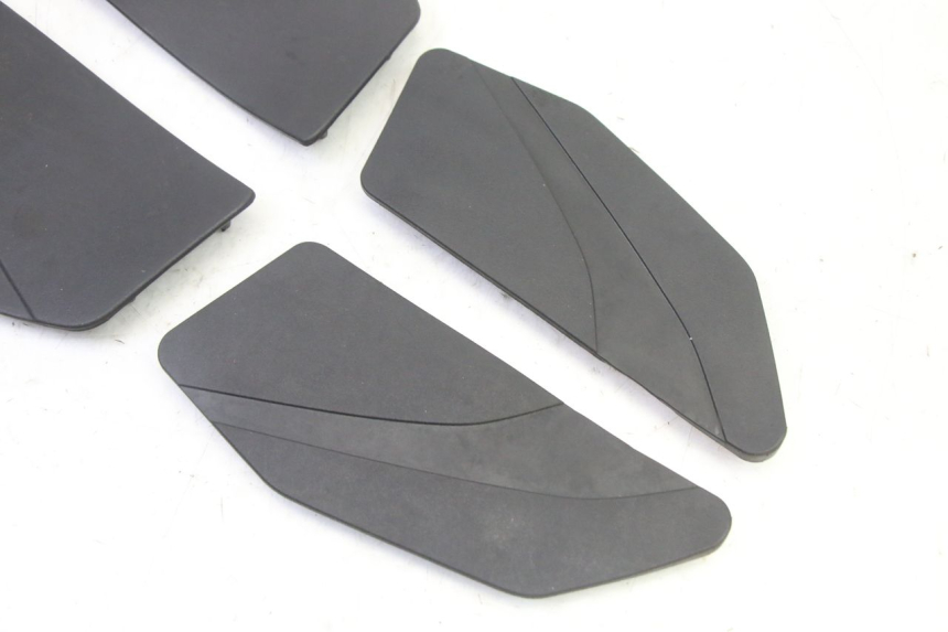 photo de TAPA REPOSAPIES GOMMA YAMAHA XMAX X-MAX 125 (2021 - 2025)