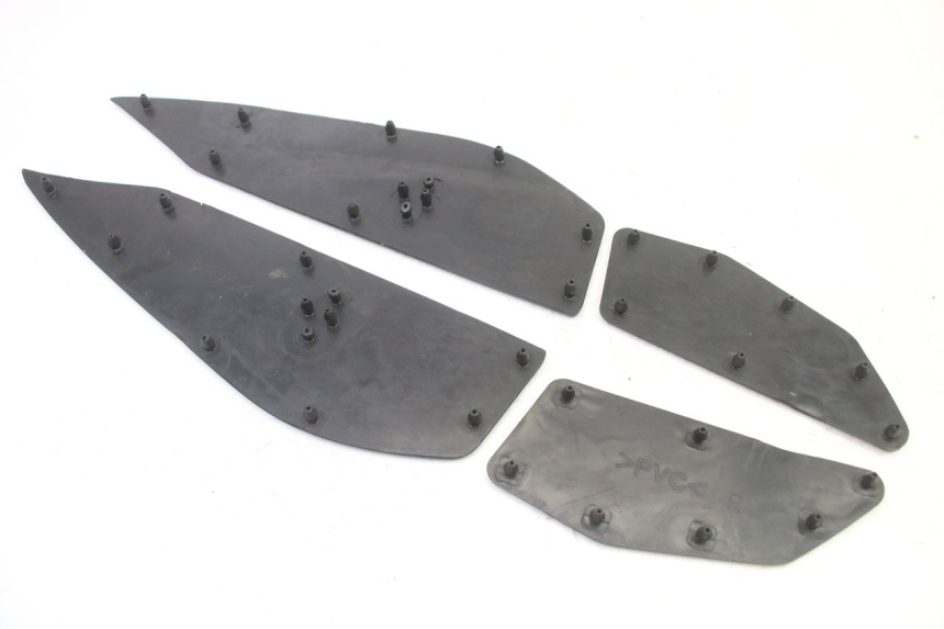 photo de TAPA REPOSAPIES GOMMA YAMAHA XMAX X-MAX 125 (2021 - 2025)