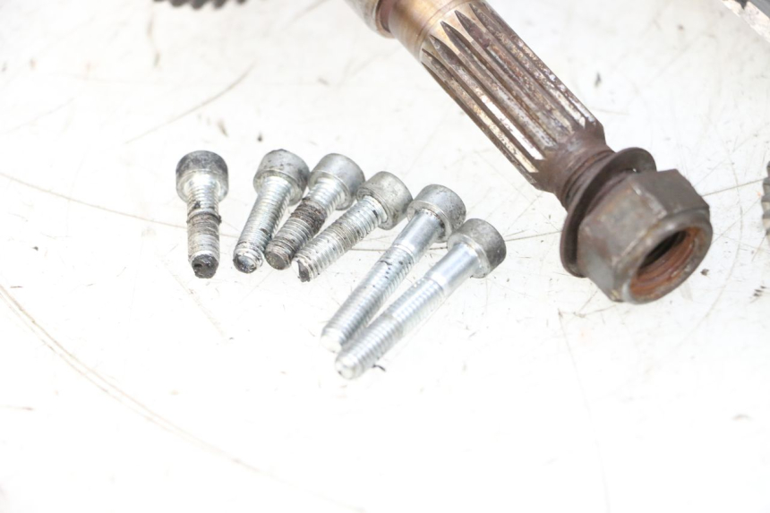 photo de RUEDA TRASERA ENGRANAJES MBK BOOSTER SPIRIT NAKED 50 (2004 - 2017) - Zoom sobre los componentes