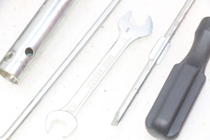 photo de KIT DE HERRAMIENTAS SUZUKI BURGMAN 125 (2007 - 2014)