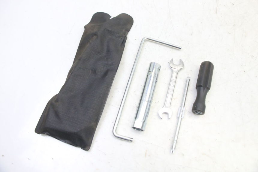 photo de KIT DE HERRAMIENTAS SUZUKI BURGMAN 125 (2007 - 2014)
