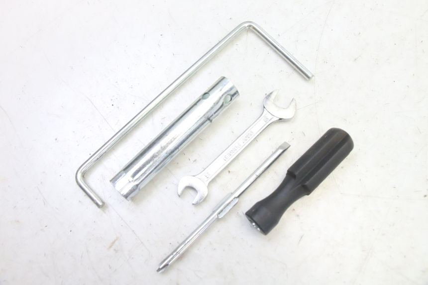 photo de KIT DE HERRAMIENTAS SUZUKI BURGMAN 125 (2007 - 2014)