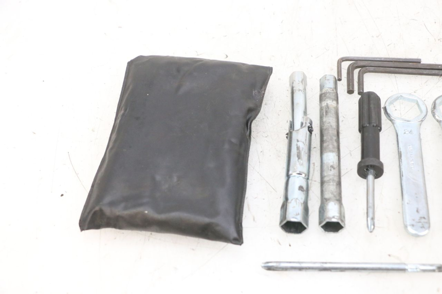 photo de JUEGO HERRAMIENTAS SUZUKI DL V STROM 1000 (2002 - 2007) - Otra perspectiva