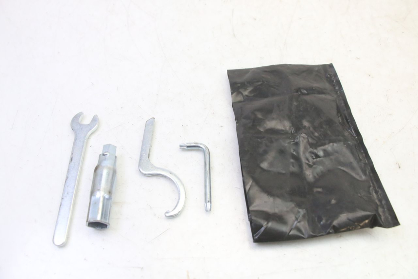photo de JUEGO HERRAMIENTAS PIAGGIO MP3 RL 250 (2007 - 2010)