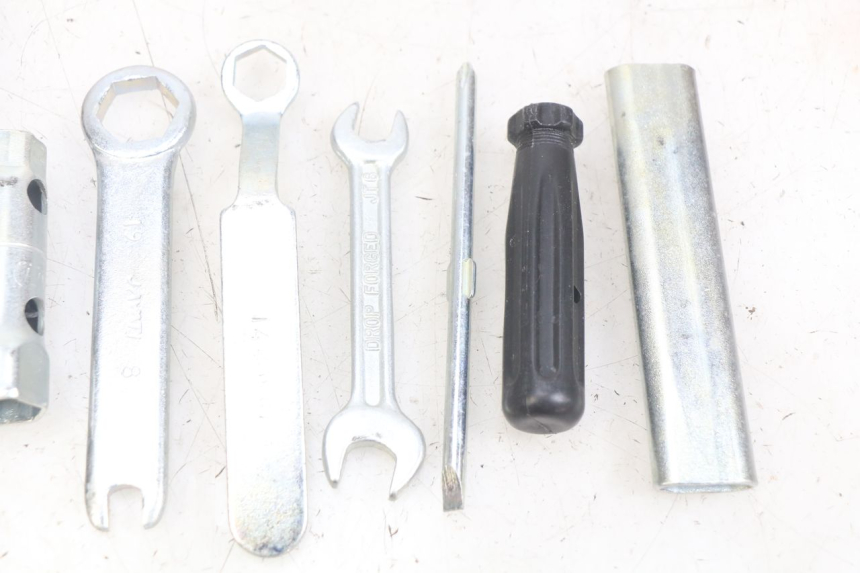 photo de KIT DE HERRAMIENTAS HONDA SCV LEAD 100 (2003 - 2007)