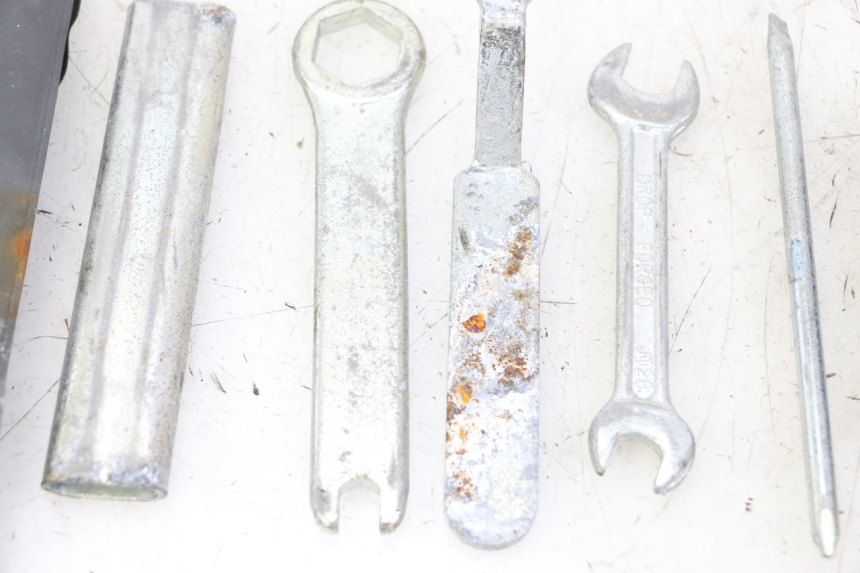 photo de KIT DE HERRAMIENTAS HONDA SCV LEAD 100 (2003 - 2007)