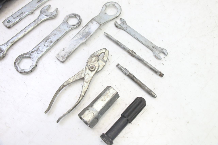 photo de JUEGO HERRAMIENTAS YAMAHA TDR DELTABOX 125 (1993 - 2003)