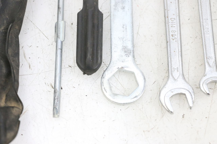 photo de JUEGO HERRAMIENTAS YAMAHA TZR 50 (2008 - 2016) - Detalles de los puntos de fijación