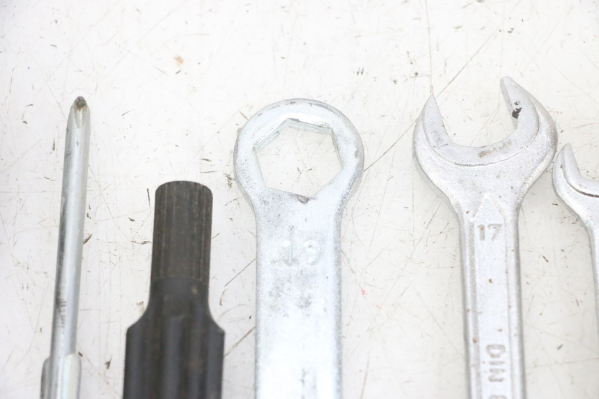 photo de JUEGO HERRAMIENTAS YAMAHA TZR 50 (2008 - 2016) - Marcados y referencias originales