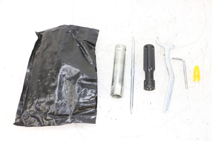 photo de JUEGO HERRAMIENTAS PIAGGIO VESPA GTS SUPER IE 125 (2009 - 2016) - Vista principal