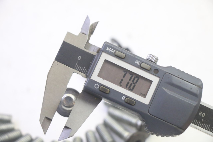 photo de TORNILLO DEL DISCO DE FRENO KAWASAKI GPZ RX 1000 (1986 - 1988) - Primer plano técnico