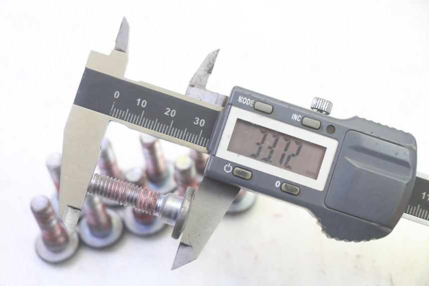 photo de TORNILLO DEL DISCO DE FRENO KAWASAKI ZR 7 750 (1999 - 2001) - Otra perspectiva