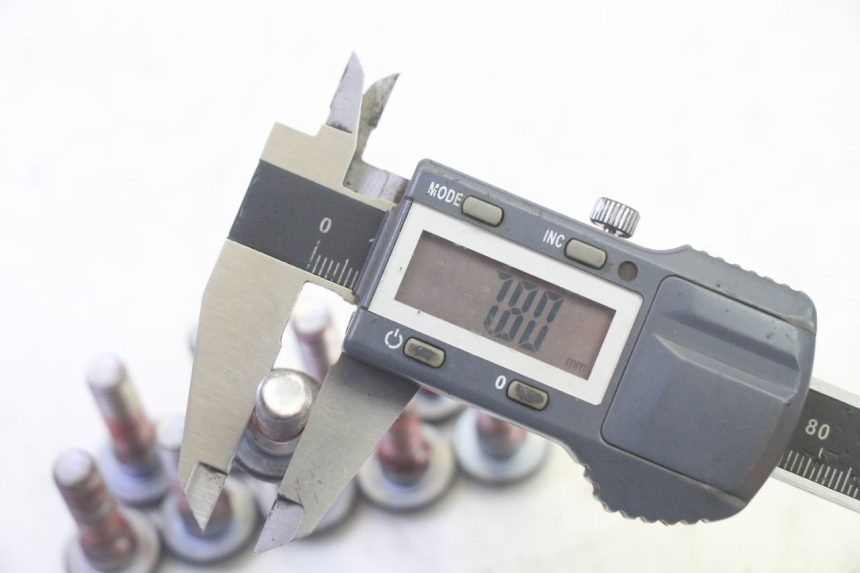 photo de TORNILLO DEL DISCO DE FRENO KAWASAKI ZR 7 750 (1999 - 2001) - Primer plano técnico